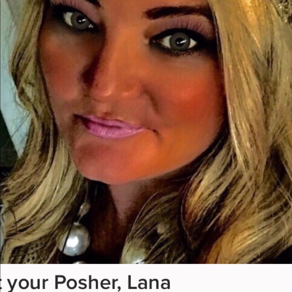 I would like to welcome my sister to Poshmark!